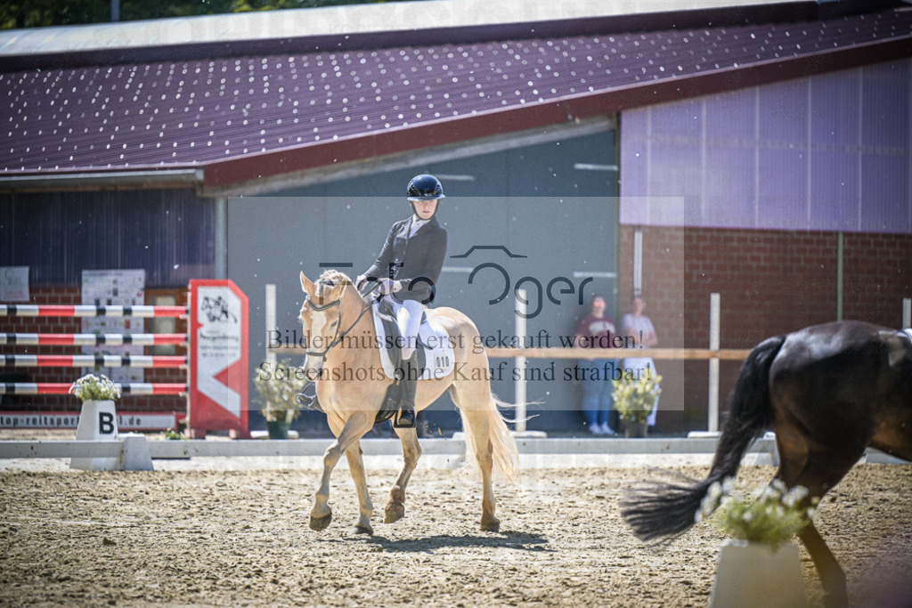 DOS_9699 | Entdecke hochwertige Reitturnierfotos von Foto Oger. Professionell, emotional und authentisch – jetzt Lieblingsmomente im Shop bestellen.Deutschlandweite Turnierfotografie. - Realisiert mit Pictrs.com