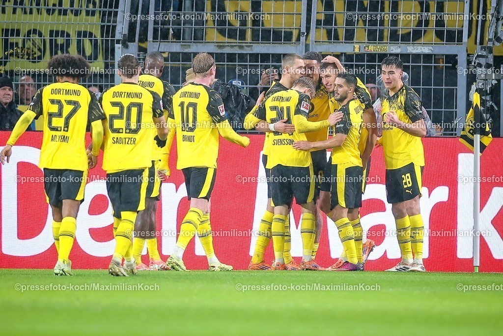 BVB07122501069 | 07.12.2025, Fußball, Borussia Dortmund - TSG 1899 Hoffenheimt, 1. Fußball Bundesliga, 13. Spieltag, Signal Iduna Park, Saison 2025 2026: Torjubel nach dem Tor zum 2:0 durch Torschütze Nico Schlotterbeck&nbsp;(BVB #04)  DFB regulations prohibit any use of photographs as image sequences and or quasi-video.