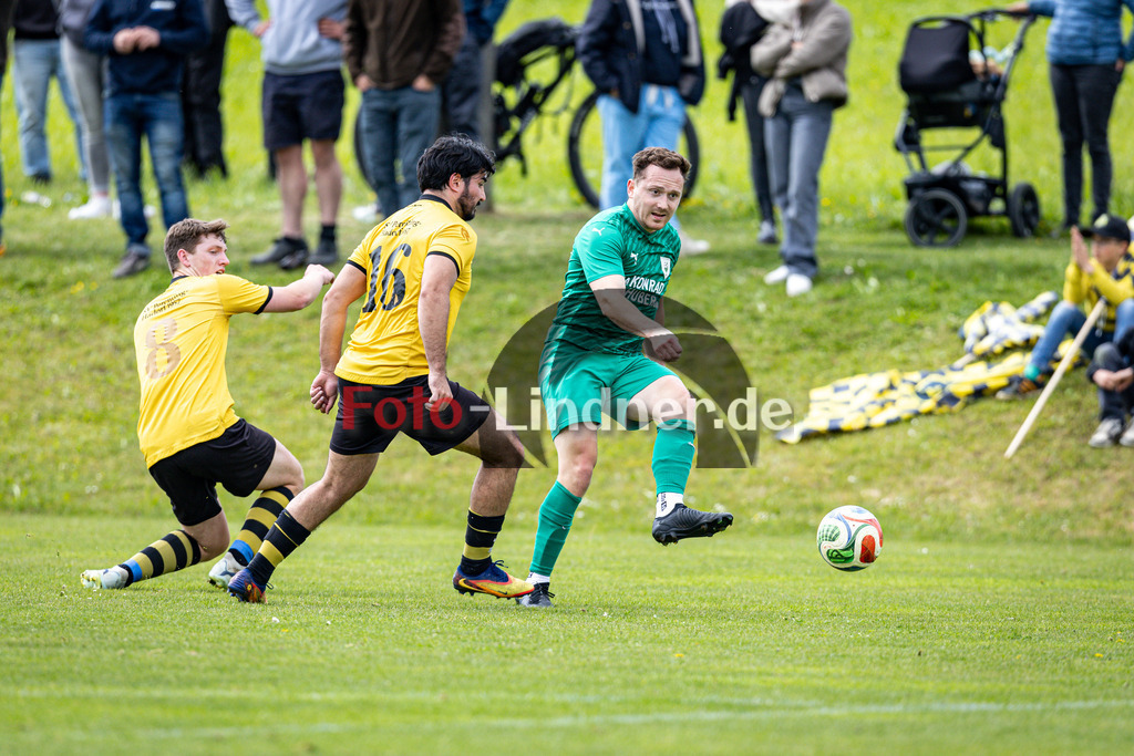 SV Haunshofen gegen TSV Perchting-Hadorf | Fußball Herren A-Klasse Gruppe 5 Zugspitze 2025/26 24. Spieltag, SV Haunshofen gegen TSV Perchting-Hadorf, 20260517,Christian SCHUSTER (SV Haunshofen 10) am Ball, spielt Pass,2026-05-17 in 82407 Haunshofen (Rasenplatz 1, Hauptstraße 60), Simon LEOPOLD (TSV Perchting-Hadorf 8), Mohamed GHAZNAWI (TSV Perchting-Hadorf 16), Christian SCHUSTER (SV Haunshofen 10)Copyright: WolfgangxLindner www.foto-lindner.de