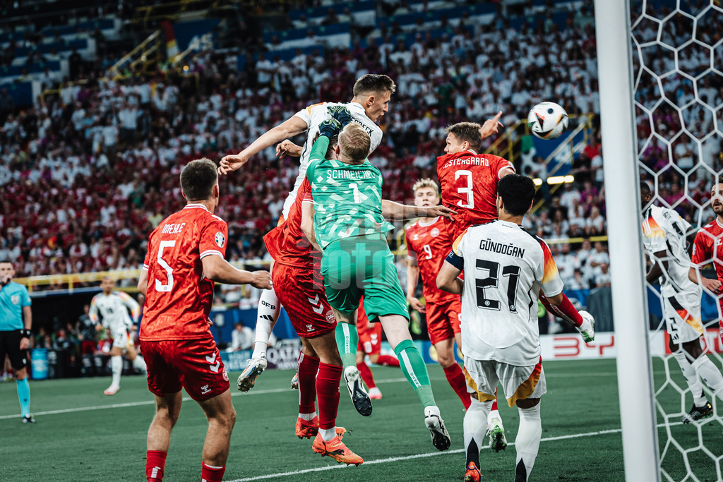 Fußball | Herren | UEFA-Fußball-Europameisterschaft 2024 | Achtelfinale | Deutschland vs. Dänemark | 29.06.2024 | Nico Schlotterbeck (#15, Deutschland) beim Kopfball, das Tor wird aberkannt