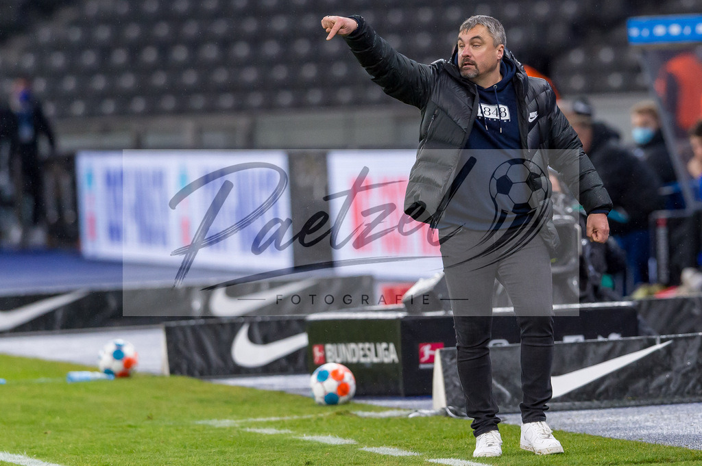 HERBOC20220204_310 | Fussball, Herren: Trainer Thomas Reis (VfL Bochum) gestikuliert, Gestik bei dem Spiel der 1. Bundesliga zwischen Hertha BSC und VfL Bochum im Olypiastadion am 04.02.2022 in Berlin, Deutschland.DFB / DFL REGULATIONS PROHIBIT ANY USE OF PHOTOGRAPHS AS IMAGE SEQUENCES AND/OR QUASI-VIDEO. - Realisiert mit Pictrs.com
