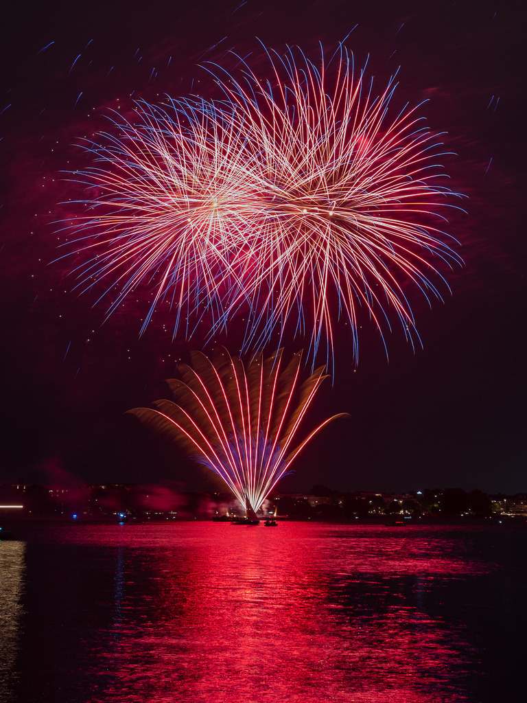 Kirschblütenfest 2026 - 5 | Feuerwerk beim jährlichen Kirschblütenfest auf der Außenalster. - Realisiert mit Pictrs.com