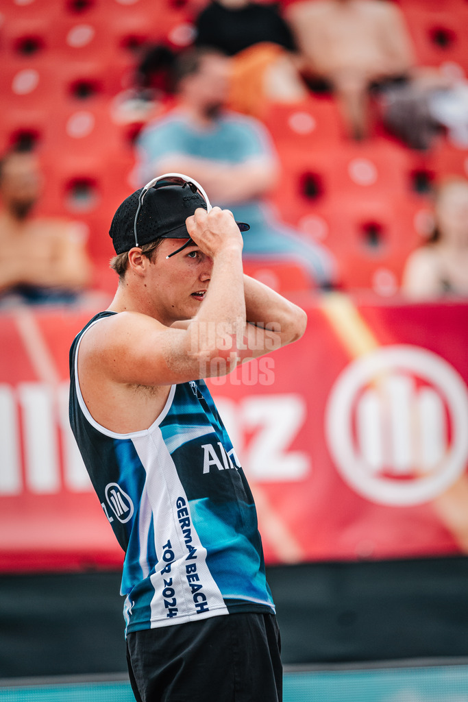 Beachvolleyball | Männer | Allianz German Beach Tour 2024 | Tourstop Kühlungsborn 2 | 15.08.2024 | Yannik Ahr richtet seine Cap