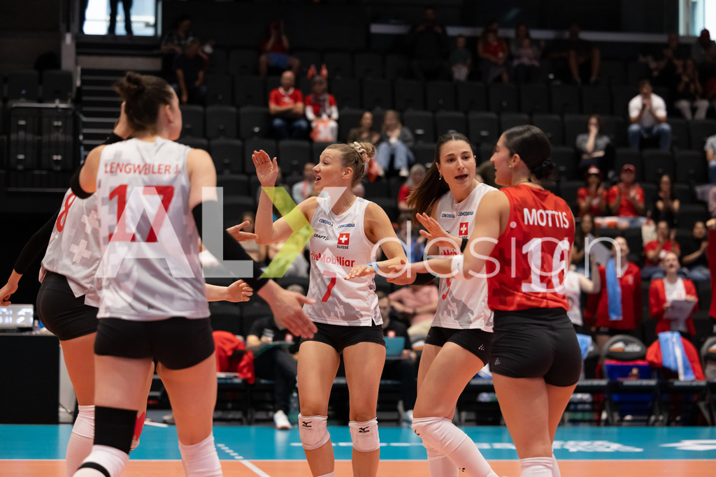 Georgia v Switzerland - CEV European League Women | KRIENS, SWITZERLAND - JUNE 12: SARINA WIELAND of Switzerland, FABIANA MOTTIS of Switzerland, SAMIRA SULSER of Switzerland, MÉLINE PIERRET of Switzerland and MERET AARDEN of Switzerland celebrating during the CEV European League match between Georgia and Switzerland at Pilatus Arena on June 12, 2026 in Kriens, Switzerland. - Realisiert mit Pictrs.com