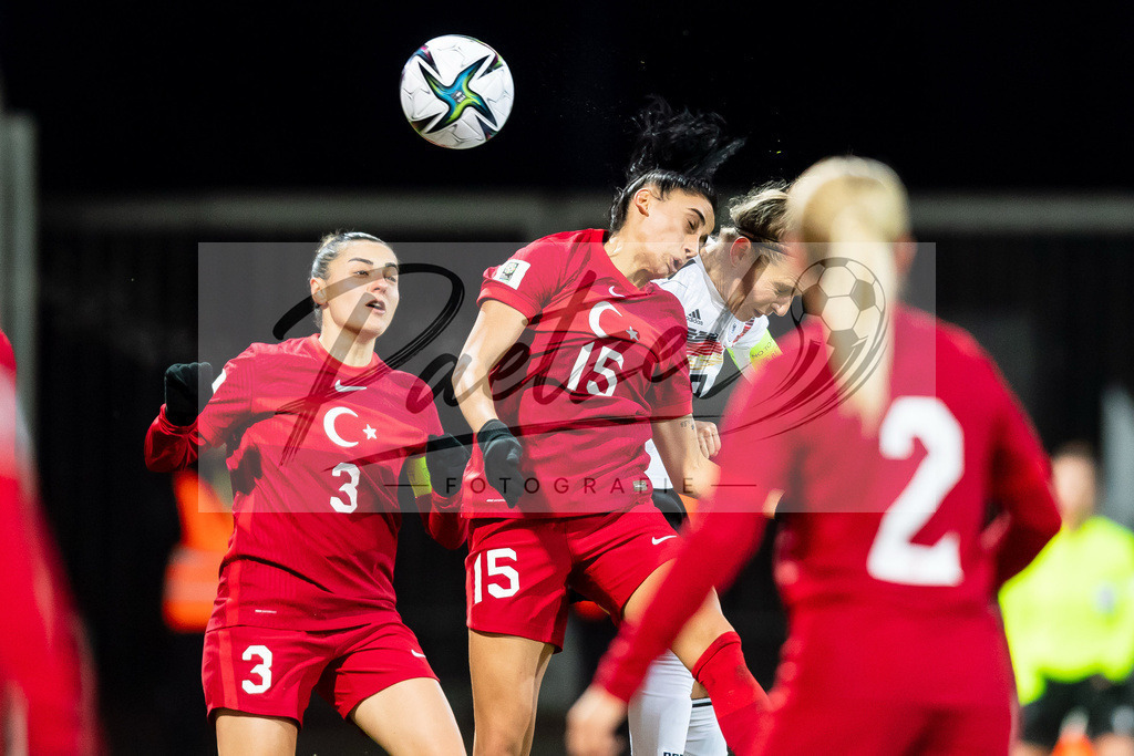 GERTUR20211126_022 | Fussball, Frauen: Didem Karagenc (Turkey), Kezban Tag (Turkey) und Svenja Huth (Germany) im Zweikampf bei dem Spiel der WM-Qualifikation zwischen Deutschland und Tuerkei im Eintracht-Stadion am 26.11.2021 in Braunschweig, Deutschland. - Realisiert mit Pictrs.com