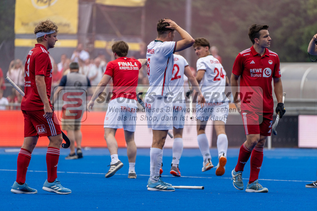 Final4_20250601-1511-HK108711 | Krefeld, Deutschland, 01.06.2025:  Feldhockey Final4 2025 – „Deutsche Feldhockey-Meisterschaften 2025“ Crefelder HTC - Rot-Weiss Köln (Finale Herren) im Gerd-Wellen-Hockeyanlage am 01.06.2025 in Krefeld, Deutschland. (Foto von Kramhöller/Fehrmann/Kaste)Krefeld, Germany, 01.06.2025: Feldhockey Final4 2025 – „Deutsche Feldhockey-Meisterschaften 2025“ Harvestehuder HTC - Düsseldorfer HC (Finale Damen) in Gerd-Wellen-Hockeyanlage at 01.06.2025 in Krefeld, Deutschland. (Foto from Kramhöller/Fehrmann/Kaste)