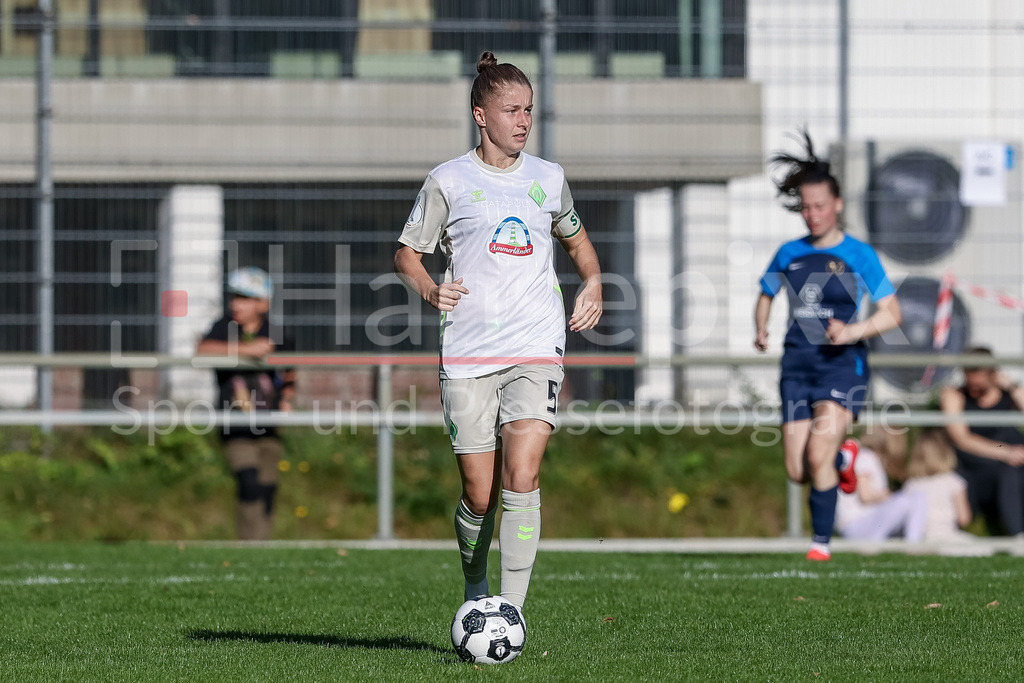 Fussball, DFB-Pokal Frauen, SC Victoria Hamburg - SV Werder Bremen | Michelle Ulbrich (SV Werder Bremen, 5) am Ball, Einzelbild, Ganzkörper, Aktion, Action, Spielszene, DIE DFB-RICHTLINIEN UNTERSAGEN JEGLICHE NUTZUNG VON FOTOS ALS SEQUENZBILDER UND/ODER VIDEOÄHNLICHE FOTOSTRECKEN. DFB REGULATIONS PROHIBIT ANY USE OF PHOTOGRAPHS AS IMAGE SEQUENCES AND/OR QUASI-VIDEO.