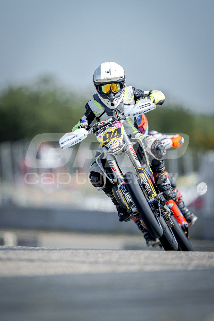 SuperMoto_Staatsmeisterschaft_Fuglau-941 | GRIPcapture steht für authentische Sportfotografie in Österreich – für Momente, die mehr sind als Geschwindigkeit oder Ergebnis. Es geht um Emotion, Spannung, Fokus und den Augenblick, der oft nur einen Wimpernschlag dauert.Ob Motorsport, Teamsport oder 