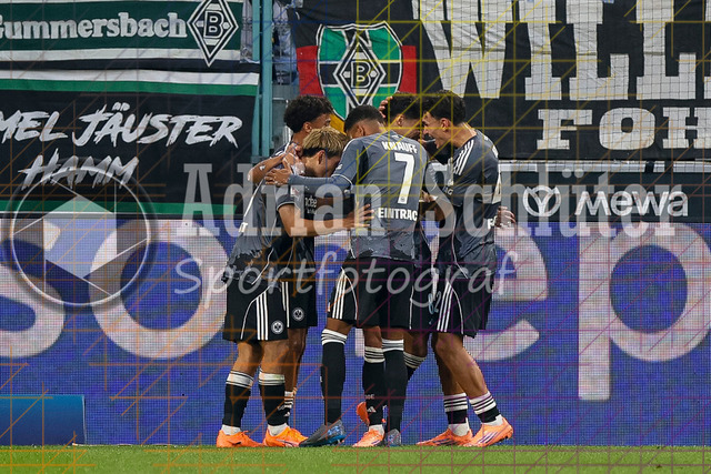 Borussia Mönchengladbach vs Eintracht Frankfurt - Bundesliga  | Mönchengladbach, Deutschland, 27.09.25:   Fares Chaibi (Eintracht Frankfurt) Torjubel, jubelt mit seiner Mannschaft nach dem Treffer zum 0:4 waehrend des Spiels der Bundesliga zwischen Borussia Mönchengladbach vs Eintracht Frankfurt im Stadion im Borussia Park(Foto von Brauer-Fotoagentur / Adrian Schlueter)