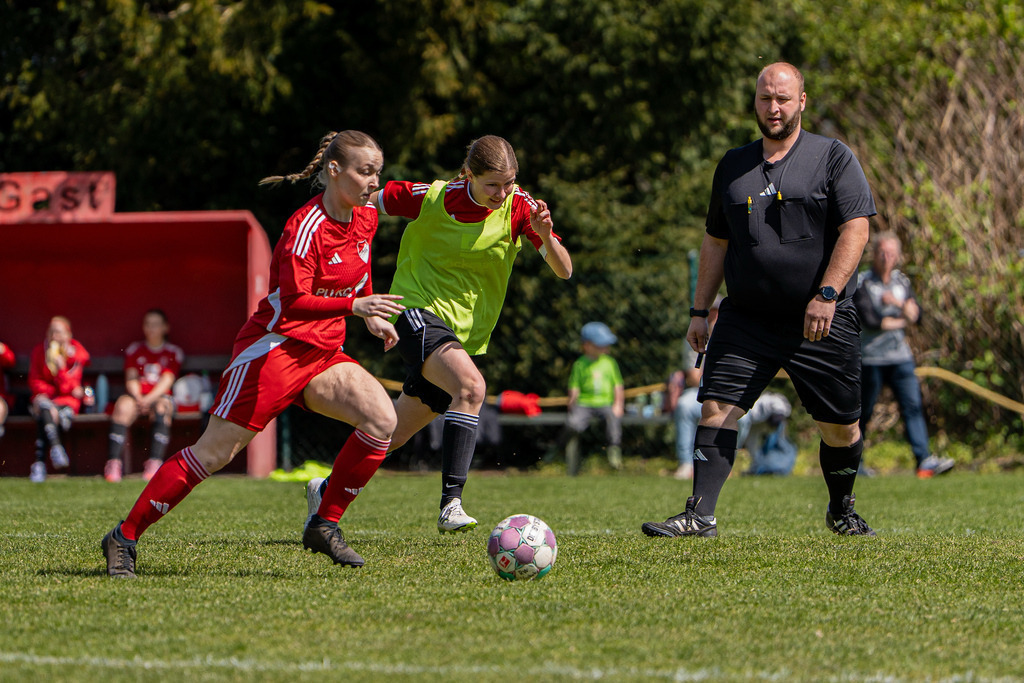 Fußball I Frauen I Saison 2025-2026 I Bezirksliga Weser-Ems Mitte I 17. Spieltag I SV RW Visbek - SG Damme-Lembruch I 11579 | jns.sportfotos - Realisiert mit Pictrs.com