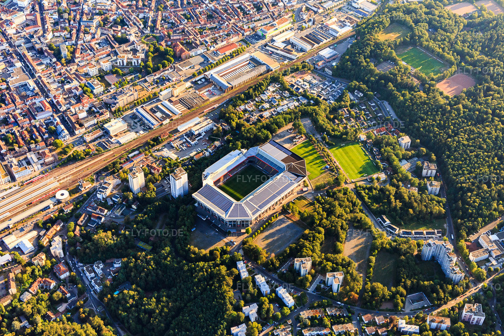 Luftbild: Fritz-Walter Stadion des FCK auf dem Betzenberg in Kaiserslautern im Bundesland Rheinland-Pfalz in Deutschland. Foto: IMG_109776.jpg vom 06.08.2018 durch Werner Riehm/FLY-FOTO.deBetze - 1. FC Kaiserslautern
