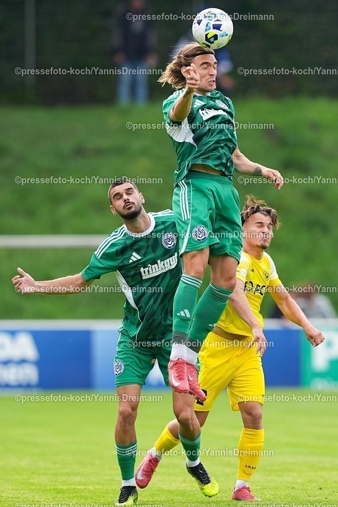 xYDR16072501019 | 16.07.2025, xydrx, Fußball, VFB Homberg - MSV Duisburg, Testspiel, PCC-Stadion: Joshua Bitter (MSV Duisburg #29) und Rasim Bulic (MSV Duisburg #6) im Kopfball Duell gegen Alessio Tafa (VFB Homberg #22)