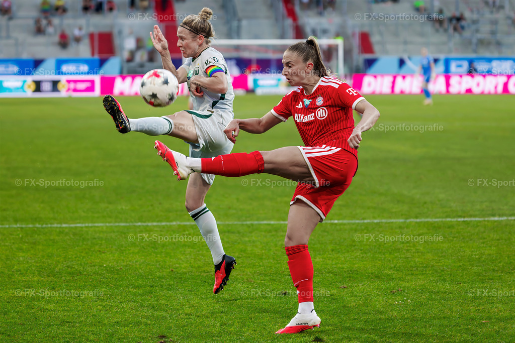Supercup-Frauen-Bayern-Muenchen-vs-VfL-Wolfsburg 044 | Sportfotos und Eventgalerien von FX-Sportfotografie. Bilder von Fußball, Vereinsveranstaltungen und Events direkt ansehen und als Download bestellen. - Realisiert mit Pictrs.com