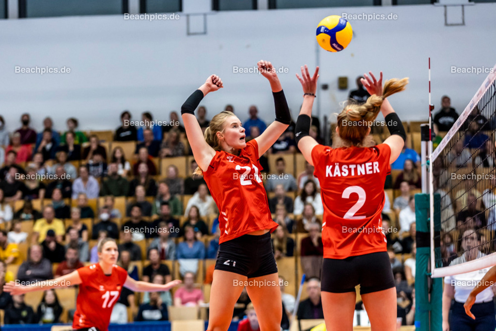 2022-00063402-Testspiel-Deutschland-Brasilien | Angriff Camilla WEITZEL #21 (Mittelblock) GER nach Pass von pia KÄSTNER #2 (Zuspiel) GER, 17.09.2022; Berlin Foto: Gerold Rebsch - www.beachpics.de
