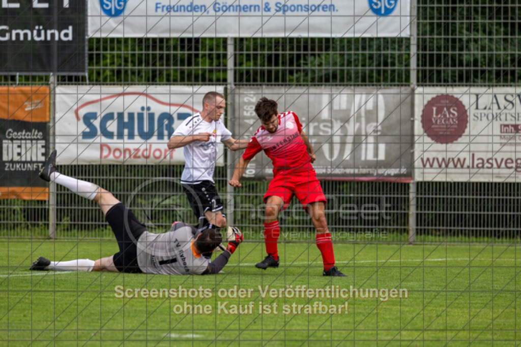 20250616_185347_0331 | #,  TV Eybach (weiß) vs. 1.FC Donzdorf II (rot), Fussball, Entscheidungsspiel 3 in Kreisliga A3 - Bezirk Neckar/Fils, Saison 2024/2025, Rasensportplatz, Staufenecker Str. 41, 73084 Salach, 16.06.2025 - 18:30 Uhr,Foto: PhotoPeet-Sportfotografie/Peter Harich