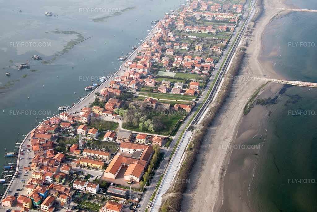 Aerial view: Settlement area in the district Pellestrina in Venice in Pellestrina in the state Veneto, Italy. – Photo: IMG_087451.jpg taken on 04/06/2016 by Werner Riehm/FLY-FOTO.com – Resolution of the original: 5472 x 3648 px
