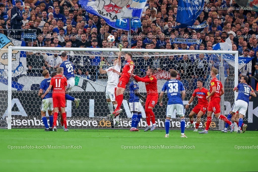S0413092501080 | 13.09.2025, Fußball, FC Schalke 04 - Holstein Kiel, 5.Spieltag, 2. Fußball Bundesliga, Veltins-Arena Gelsenkirchen, Saison 2025 2026: Torwart Jonas Krumrey&nbsp;(Holstein Kiel #21) und Carl Johansson&nbsp;(Holstein Kiel #05) verteidigen im Strafraum STrafraumaktion Eckball DFB regulations prohibit any use of photographs as image sequences and or quasi-video.
