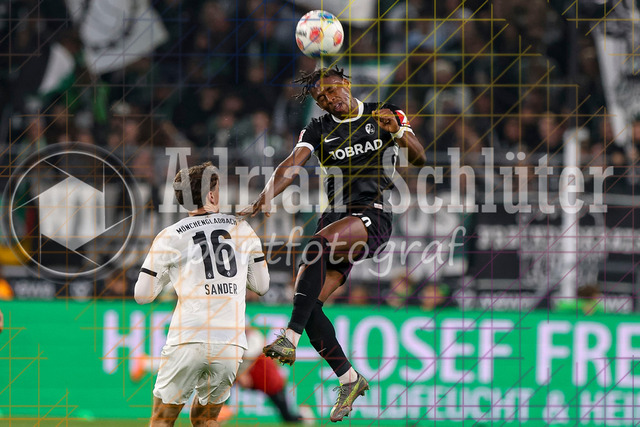 Borussia Mönchengladbach vs SC Freiburg - Bundesliga  | Mönchengladbach, Deutschland, 05.10.25:   Chukwubuike Junior Adamu (SC Freiburg) mit einem Kopfballwaehrend des Spiels der Bundesliga zwischen Borussia Mönchengladbach vs SC Freiburg im Stadion im Borussia Park(Foto von Brauer-Fotoagentur / Adrian Schlueter)
