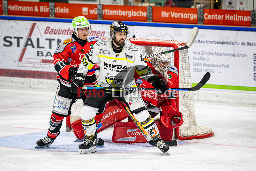 TSV Peißenberg MINERS gegen ERSC Amberg Wild Lions | Eishockey Bayernliga Herren Vorrunde 2024/25, TSV Peißenberg MINERS gegen ERSC Amberg Wild Lions, 20241229,Benjamin FRANK (Wild Lions 50) vor dem Tor von Korbinian SERTL (MINERS Goali 31),2024-12-29 in Peißenberg (Eisstadion Peißenberg)Benjamin FRANK (Wild Lions 50), Bernhard SCHMID (MINERS 77), Korbinian SERTL (MINERS Goali 31)Copyright: WolfgangxLindner foto-lindner.de
