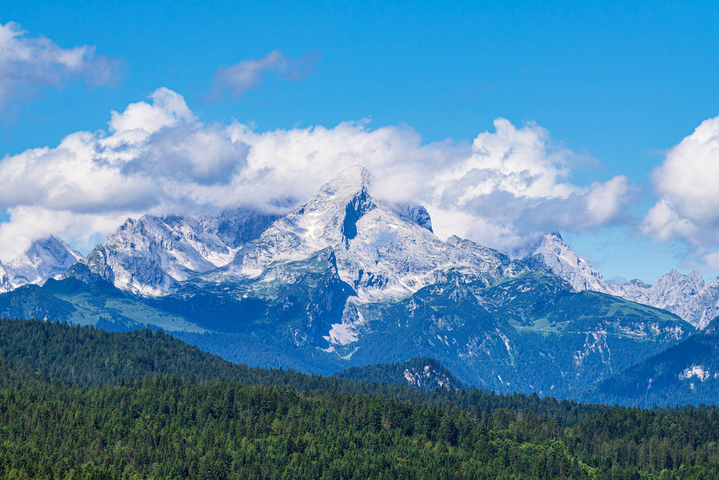 Blick auf das Zugspitzmassiv auf dem Weg von Mittenwald nach Krün | Blick auf das Zugspitzmassiv auf dem Weg von Mittenwald nach Krün.