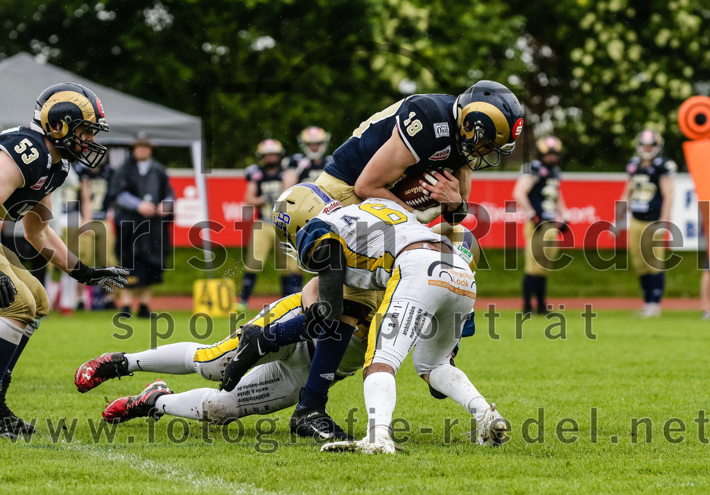 2022-05-29_064_Erding_Bulls_gegen_Nuernberg_Rams | Erding, Deutschland, 29.05.2022:
Fußball, Regionalliga 2022, 5. Spieltag, Erding Bulls gegen Nürnberg Rams, Endergebnis: 10:16

Andreas Heller (Erding Bulls, #83), Evidanio Quinones III (Erding Bulls, #6)

Foto: Christian Riedel / fotografie-riedel.net