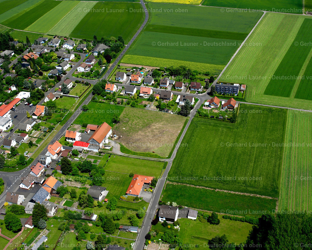 2614095 | LIEDERBACH 09.06.2006 Landwirtschaftliche Nutzflächen und Feldgrenzen  umsäumen das Siedlungsgebiet des Dorfes in Liederbach im Bundesland Hessen, Deutschland // Agricultural land and field boundaries surround the settlement area of the village  in Liederbach in the state Hesse, Germany Foto: Gerhard Launer