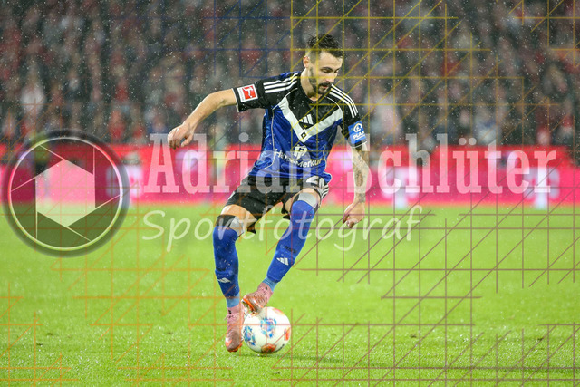 1. FC Köln vs Hamburger SV - 1. Bundesliga  | Köln, Deutschland, 02.11.25:   Fabio Vieira (Hamburger SV) in Aktion am Ball, Einzelaktion waehrend des Spiels der Bundesliga zwischen  1. FC Köln vs Hamburger SV in der RheinEnergieStadion(Foto von Brauer-Fotoagentur / Adrian Schlueter)