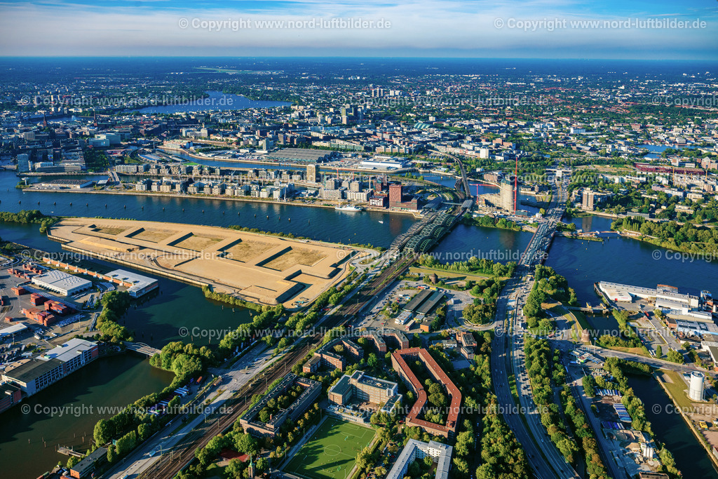 Hamburg_Rothenburgsort_Veddel_Kleiner_Grasbook_Baakenhafen_Elbbbrücken_ELS_3649190925 | HAMBURG 20.09.2025 Abriß- und Erdarbeiten auf dem Gelände der ehemaligen Logistikzentrum- Ruine Überseezentrum am Schuhmacherwerder - Moldauhafen im Ortsteil Kleiner Grasbrook in Hamburg, Deutschland. Weiterführende Informationen bei: EGGERS Tiefbau GmbH,  HPA Hamburg Port Authority. // Demolition work on the site of the former logistics center ruin Ueberseezentrum on Schuhmacherwerder - Moldauhafen in the district Kleiner Grasbrook in Hamburg, Germany. Further information at: EGGERS Tiefbau GmbH,  HPA Hamburg Port Authority. Foto: Martin Elsen