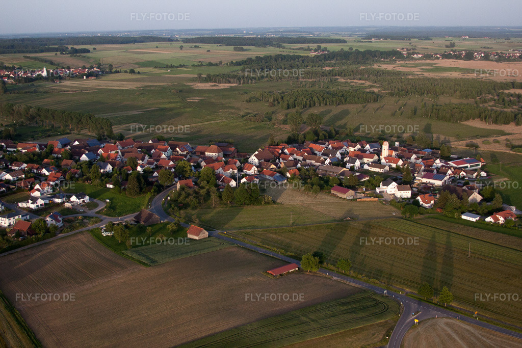 Luftbild: Ortsansicht der Straßen und Häuser der Wohngebiete in Alleshausen im Bundesland Baden-Württemberg in Deutschland. Foto: IMG_67490.jpg vom 08.06.2014 durch Werner Riehm/FLY-FOTO.de