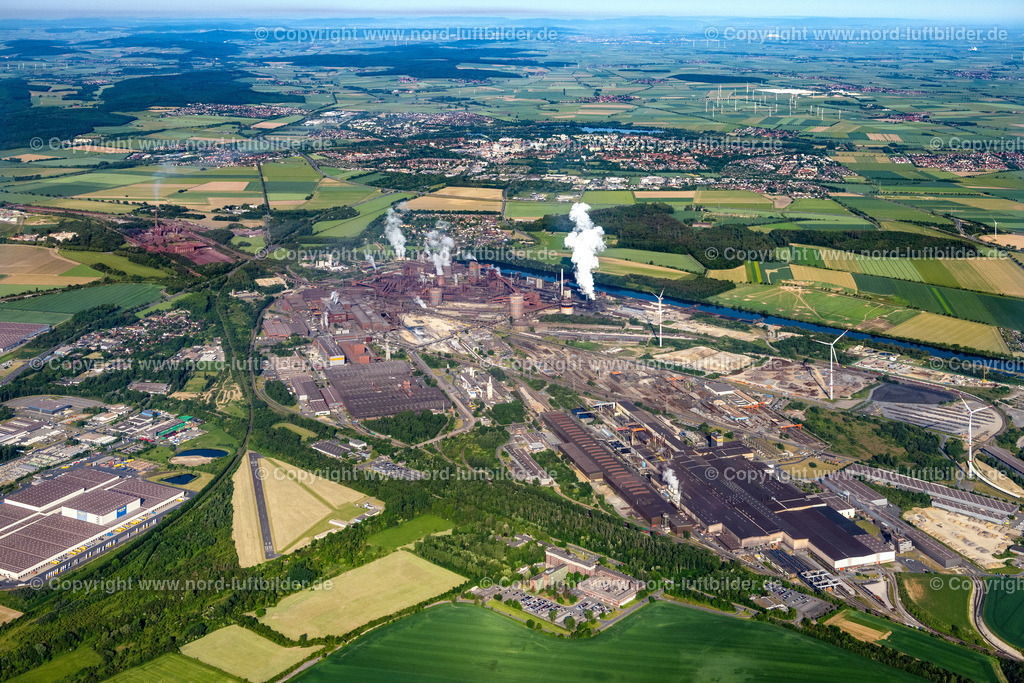 Salzgitter_Stahlwerk_ELS_4054050623 | SALZGITTER 05.06.2023 Blick auf die rauchenden Schlote auf den Industriegebiet des Stahlwerkes der Salzgitter AG in Salzgitter im Bundesland Niedersachsen. Weiterführende Informationen bei: Salzgitter Aktiengesellschaft. // Industrial area of the steel mill of Salzgitter AG in Salzgitter in Lower Saxony. Further information at: Salzgitter Aktiengesellschaft. Foto: Martin Elsen