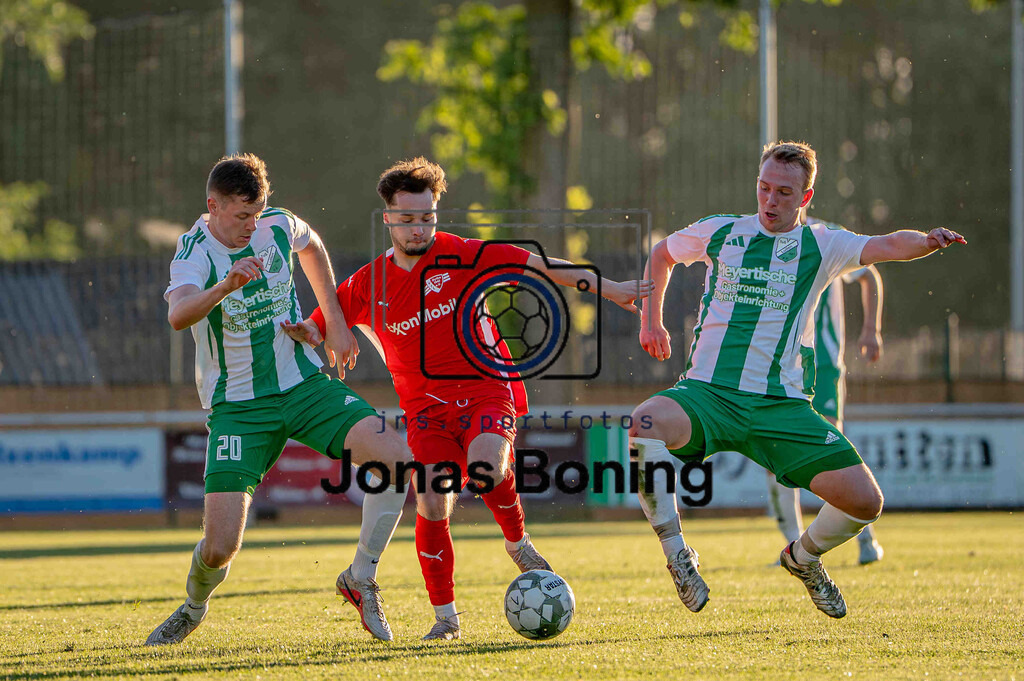 Fußball I Herren I Saison 2025-2026 I Bezirksliga Weser-Ems 4 I 20. Spieltag I TuS Lutten - VfL Oythe I 18431 | jns.sportfotos - Realisiert mit Pictrs.com