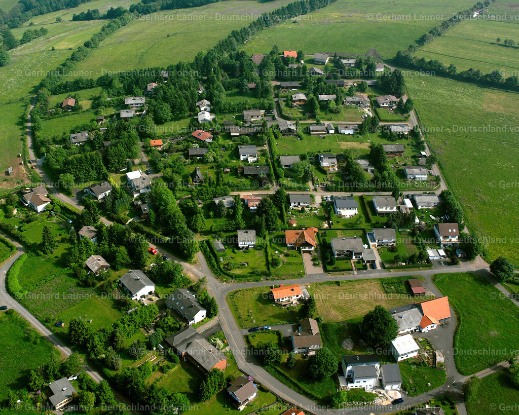 2615835 | HERCHENHAIN 09.06.2006 Landwirtschaftliche Nutzflächen und Feldgrenzen  umsäumen das Siedlungsgebiet des Dorfes in Herchenhain im Bundesland Hessen, Deutschland // Agricultural land and field boundaries surround the settlement area of the village  in Herchenhain in the state Hesse, Germany Foto: Gerhard Launer