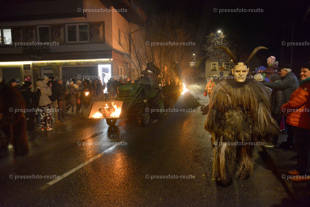 -news-2022-Dez05-Nikolo-Einzug-Lechaschau-WTV_6359 | Info aus dem Bezirk Reutte/Ausserfern Tirol sowie eine umfangreiche Bilddatenbank über die gesamte Region: Lechtal, Talkessel Reutte, Tannheimertal, Zwischentoren. Lech, Plansee, Zugspitze, Grenztunnel, B179, Fernpassstraße, Verkehr, Lawinen, Tradition, - Realisiert mit Pictrs.com