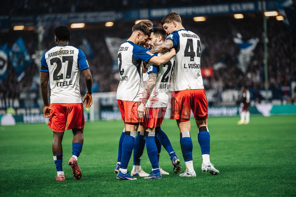 Fußball | Männer | Saison 2025/2026  | Fußball-Bundesliga | 16. Spieltag | FC St. Pauli vs. RB Leipzig | 27.01.2026 | Torjubel HSV v.l. William Mikelbrencis (#2, HSV) Fabio Daniel Ferreira Vieira (#20, HSV) und Luka Vuskovic (#44, HSV)