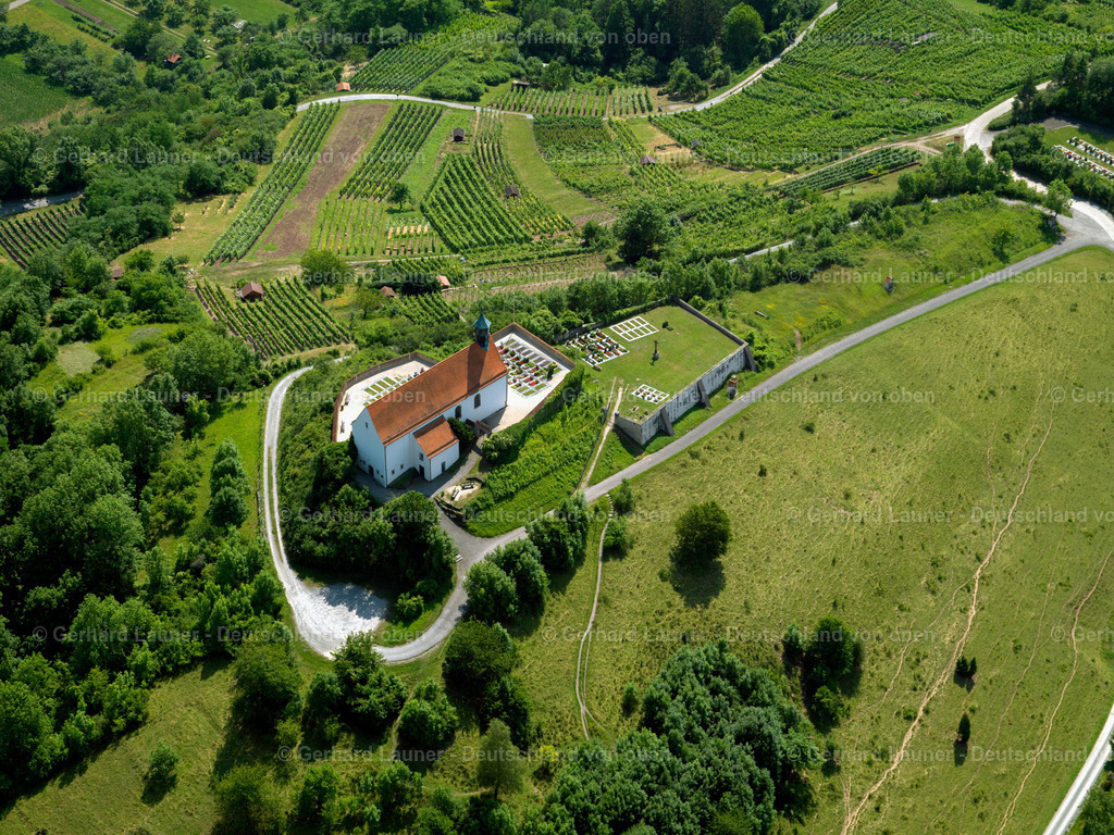 2824932 | Wurmlinger Kapelle St.Remigius am Hang mit Weinbergen, Tübingen