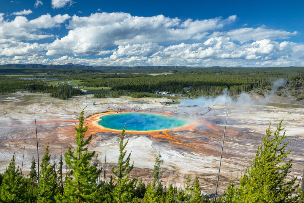 Colors of Yellowstone | Grand Prismatic Spring on a wonderful summer evening in full color. Just an absolutly amazing place and one of the Natual Wonders of our Planet - Realisiert mit Pictrs.com