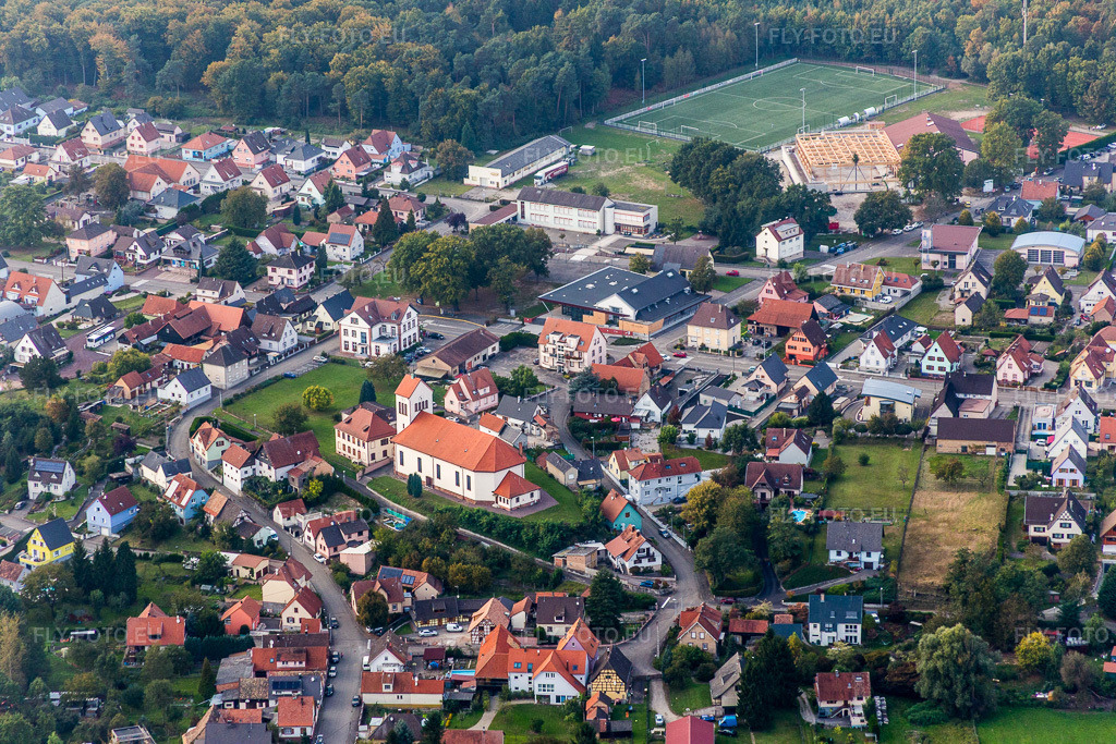 Vue aérienne: Vue du village à Schirrhein dans le département Bas Rhin, France. Photo: IMG_074316.jpg prise le 04/10/2014 par Werner Riehm/FLY-FOTO.eu – Résolution de l'original: 5472 x 3648 px