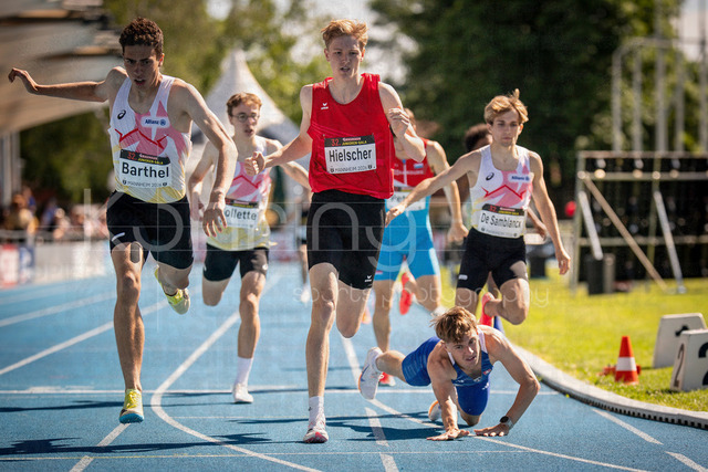 Juniorengala 2026; Mannheim, 13.06.2026 | MANNHEIM, GERMANY - JUNE 13, 2026 :  Lucas Barthel (BEL/Belgium), Theo Hielscher (GER/TSV 1860 Stralsund), with Peter Csikos (SVK/Slovakia) falling competing in the men’s U20 800m final during the Juniorengala 2026 at Michael-Hoffmann-Stadion on June 13, 2026 in Mannheim, Germany.