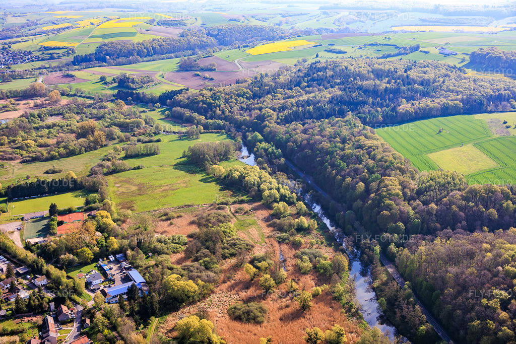 Luftbild: Verlauf der Blies und des Bliestal-Radwegs im Ortsteil Blickweiler in Blieskastel im Bundesland Saarland in Deutschland.Foto: IMG_154481.jpg vom 18.04.2026 durch Werner Riehm/FLY-FOTO.deAuflösung des Originals: 6000 x 4000 px