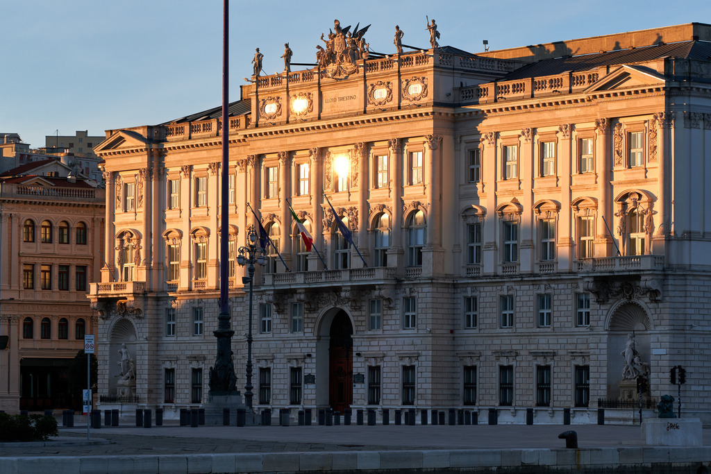 Palazzo del Lloyd Triestino | Triest, Austria - March 10, 2022: Piazza Unità d'Italia, Palazzo del Lloyd Triestino im Morgenlicht - Realisiert mit Pictrs.com