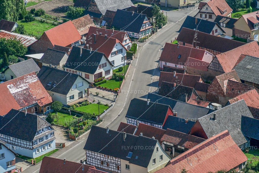 Aerial view: Rue Principale in Schleithal in the state Bas-Rhin, France. – Photo: IMG_3551.jpg taken on 08/31/2006 by Werner Riehm/FLY-FOTO.com – Resolution of the original: 3456 x 2304 px
