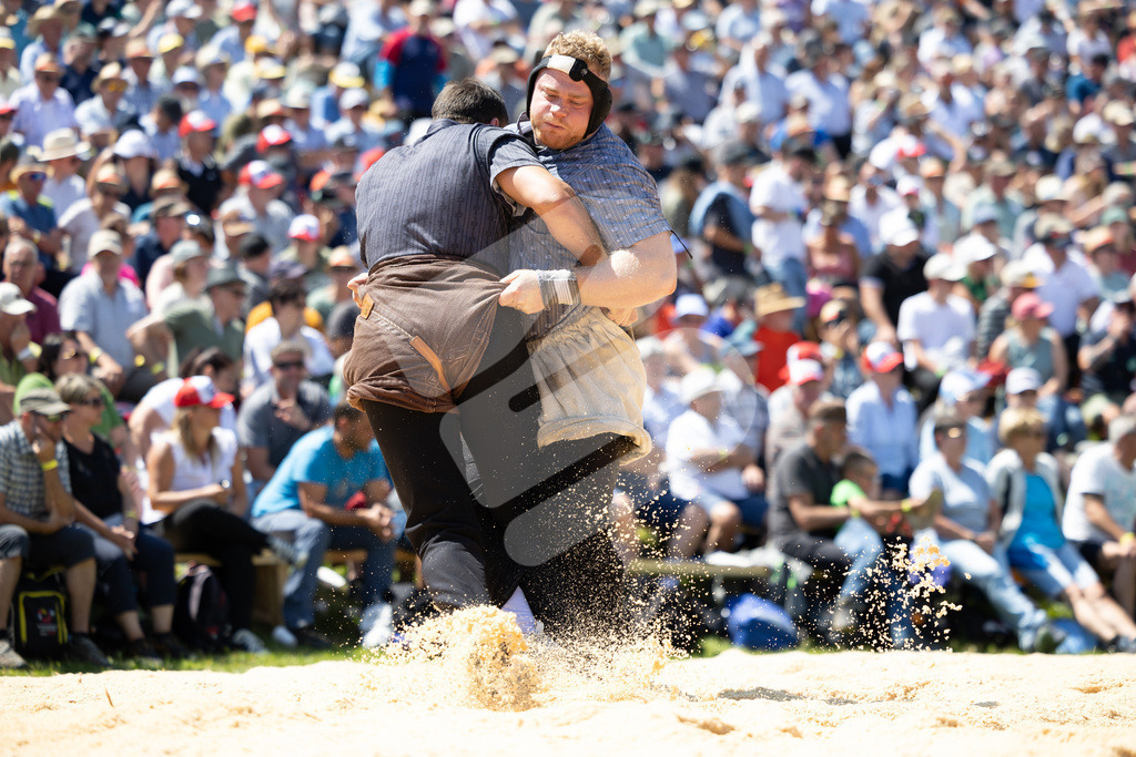 Rigi2025_2163 | Die Schwinger des Schwyzer Kantonalen Schwingerverbandes: Fotos, die Dynamik und Leidenschaft festhalten, sowie emotionale Momente aus dem traditionellen Schwingsport zeigen. - Realisiert mit Pictrs.com