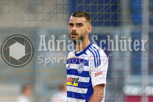 MSV Duisburg vs VfB Stuttgart II - 3. Liga | Duisburg, Deutschland, 02.08.25:   Rasim Bulic (MSV Duisburg) schaut waehrend des Spiels der 3. Liga MSV Duisburg vs VfB Stuttgart II in der schauinsland-reisen-arena(Foto von Brauer-Fotoagentur / Adrian Schlueter)