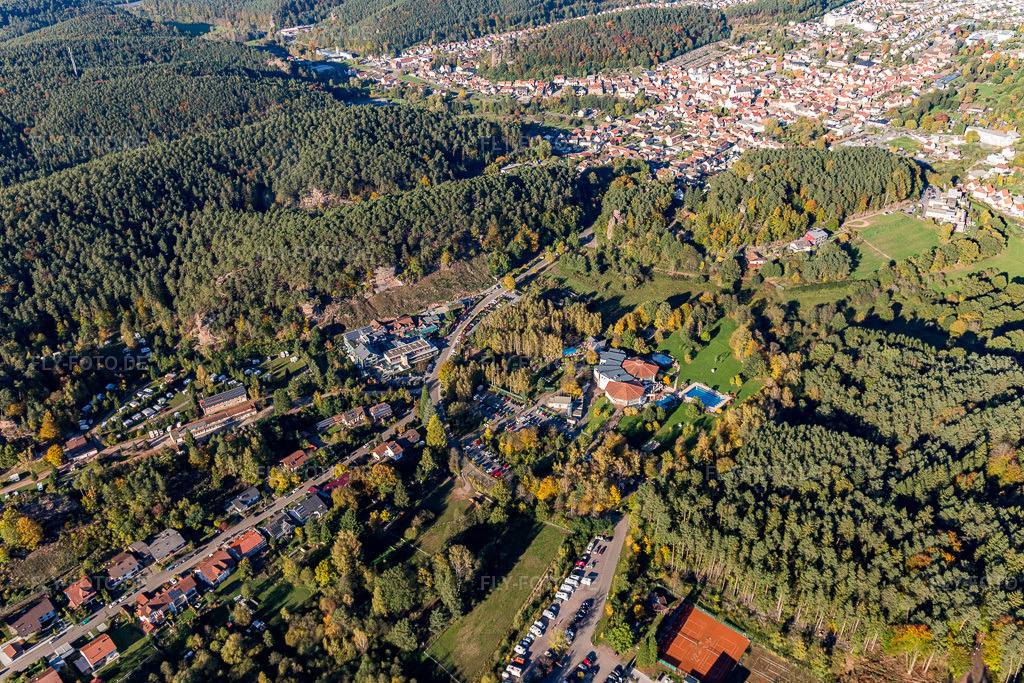 Luftbild: Felsenland Resort - Margit und Alois Ruppert und felsland Badeparadies in Dahn im Bundesland Rheinland-Pfalz in Deutschland. Foto: IMG_103987.jpg vom 14.10.2017 durch Werner Riehm/FLY-FOTO.deWWW.FELSLAND-BADEPARADIES.DE