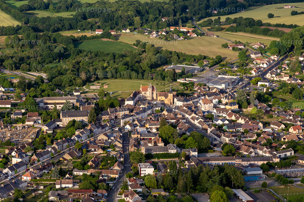 Vue aérienne: Château de Bouloire à Bouloire dans le département Sarthe, France. Photo: IMG_132436.jpg prise le 14/06/2022 par Werner Riehm/FLY-FOTO.euRésolution de l'original: 5472 x 3648 px