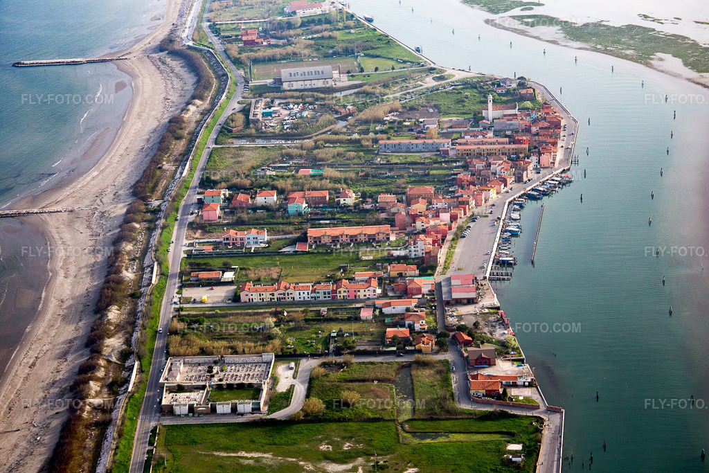 Aerial view: View of the town in San Pietro in Volta in the state Veneto, Italy.Photo: IMG_087540.jpg taken on 04/06/2016 by Werner Riehm/FLY-FOTO.comResolution of the original: 5472 x 3648 px