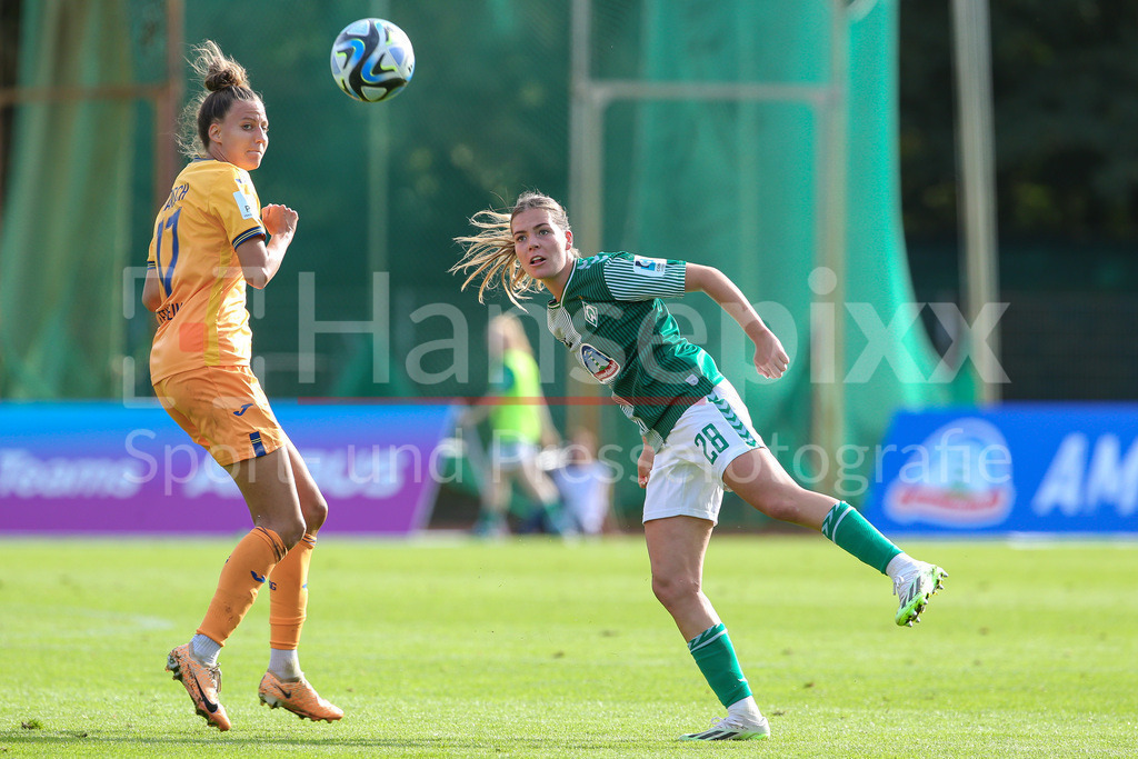 Fussball, Google Pixel Frauen-Bundesliga, SV Werder Bremen - TSG 1899 Hoffenheim | v.li.: Franziska Harsch (TSG 1899 Hoffenheim, 17) und Juliane Wirtz (SV Werder Bremen, 28) im Zweikampf, Duell, Dynamik, Aktion, Action, Spielszene, DIE DFB-RICHTLINIEN UNTERSAGEN JEGLICHE NUTZUNG VON FOTOS ALS SEQUENZBILDER UND/ODER VIDEOÄHNLICHE FOTOSTRECKEN. DFB REGULATIONS PROHIBIT ANY USE OF PHOTOGRAPHS AS IMAGE SEQUENCES AND/OR QUASI-VIDEO.