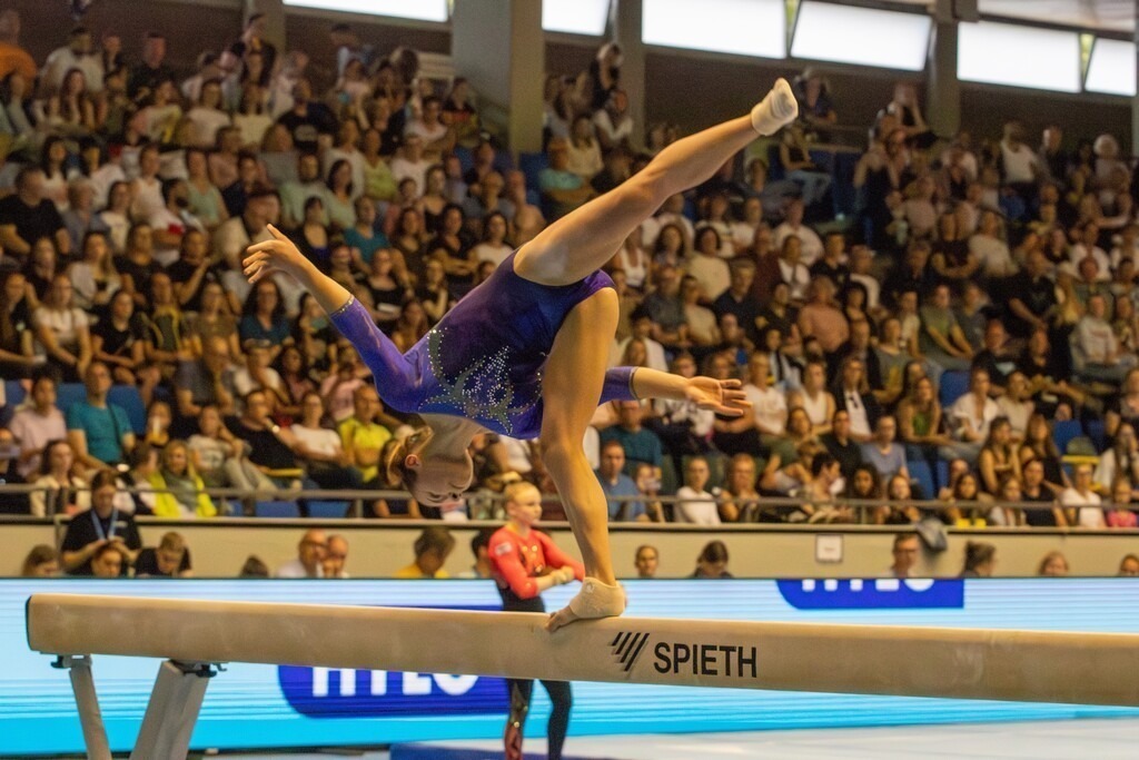 Olympia-Qualifikation im Geräteturnen in Rüsselsheim. Bild: Janoah Müller am Schwebebalken | Olympia-Qualifikation im Geräteturnen in Rüsselsheim. Bild: Janoah Müller am Schwebebalken - Realisiert mit Pictrs.com