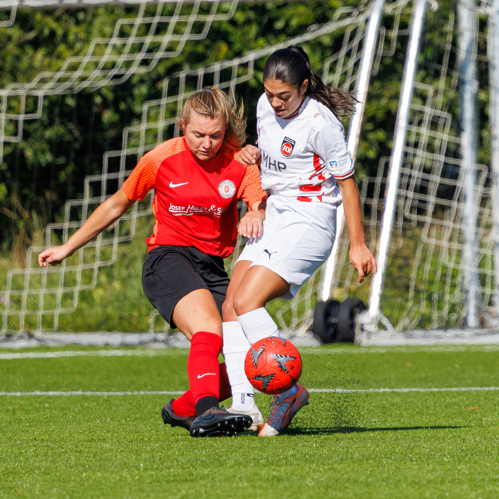 FCHHÜT_251003_3557 | 1.FC Heidenheim 1846 II vs. TSV Hüttlingen, Fußball, Frauen, Bezirkspokal, 2025/2026, 1.Runde, 03.10.2025 in Mergelstetten, Sportplatz 2(Foto: Michael Bulling) - Realisiert mit Pictrs.com