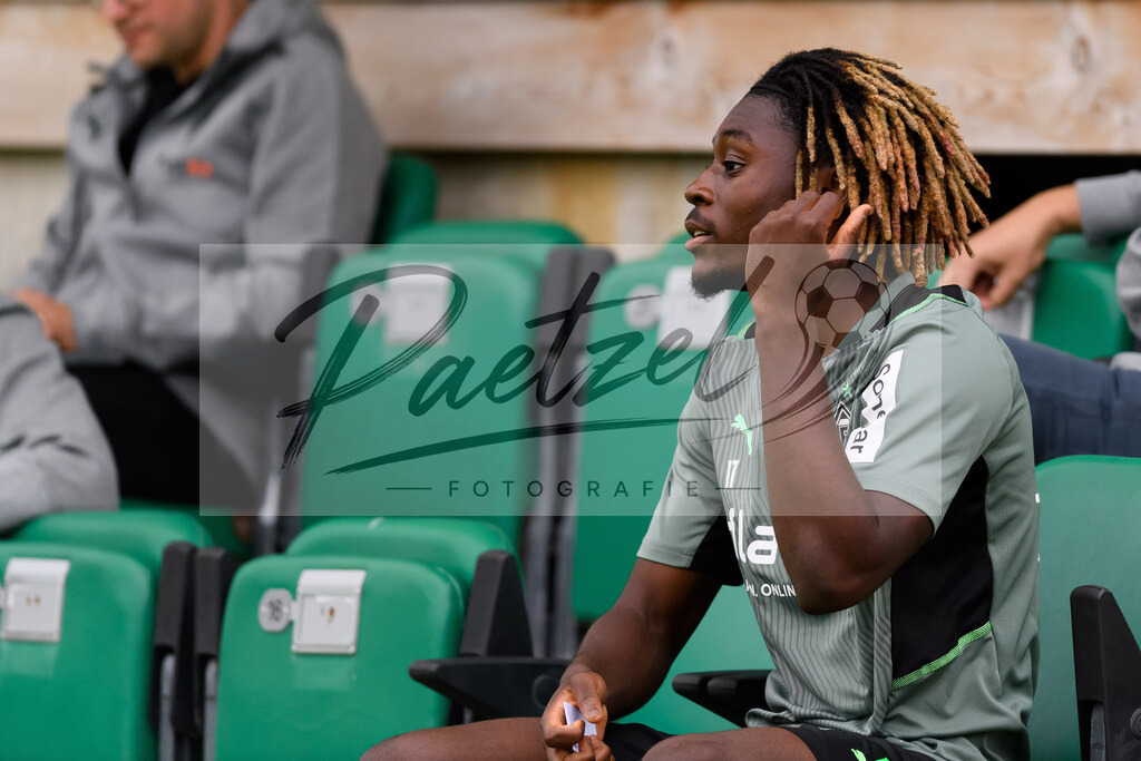 TRABMG20210719_043 | Fussball, Herren: Kouadio Manu Kone (Borussia Moenchengladbach) schaut beim Training von Borussia Moenchengladbach waehrend des Trainingslagers auf dem Trainingsplatz am Hotel Klosterpforte am 19.07.2021 in Harsewinkel, Deutschland. - Realisiert mit Pictrs.com